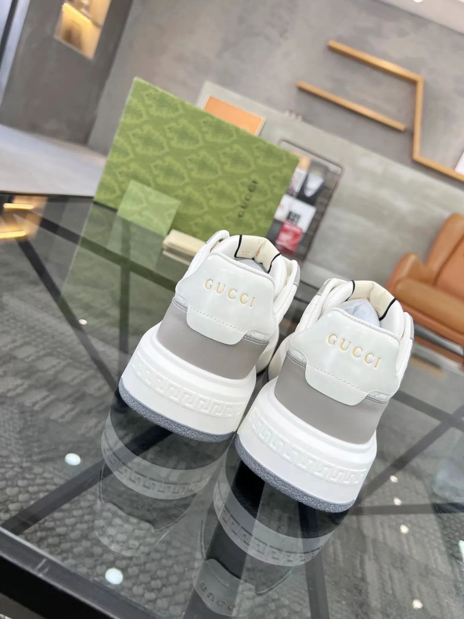 P440 new men's shoes GUCCI [Lightning] latest shoes are shipped. Original quality, fashionable, made of special materials, sheepskin lining, brand new packaging. The foot feels super comfortable and the workmanship is impeccable. Size: Male 38-45.